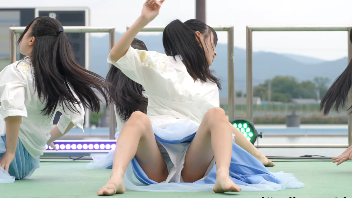 ダンス パンチラ 太腿がエロい美人の生パンチラ&胸チラ【ダンス動画】 | ぽいちtube