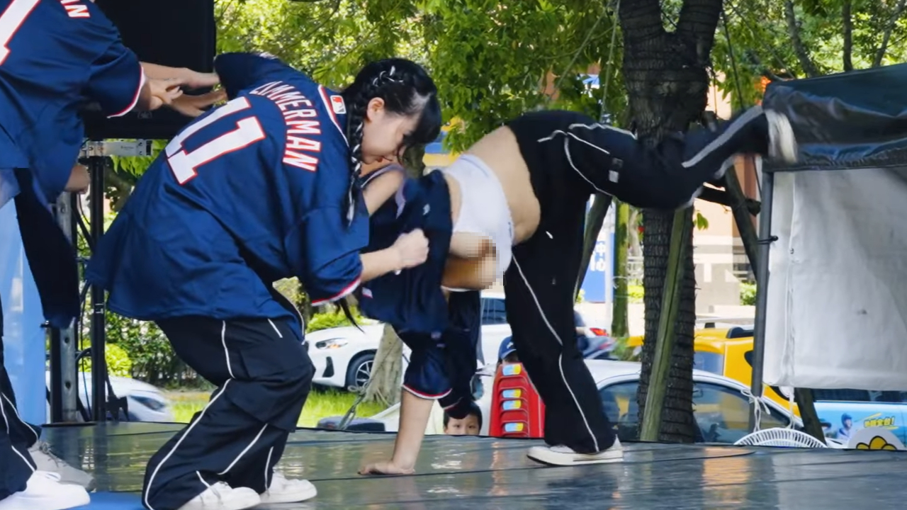 jk ダンス　ポロリ 華麗なアクロバットで乳首ポロリしたダンス部美女【動画】 | ぽいちtube
